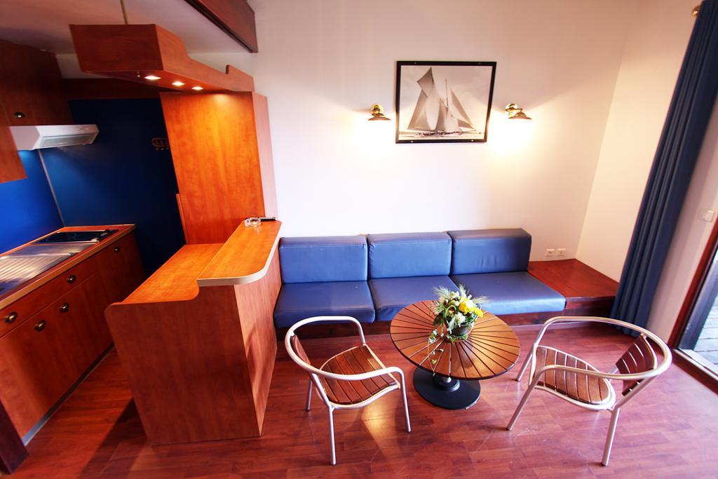 Appartement Supérieur (2 Adultes + 3 Enfants) - Vue Partielle sur Mer (D)