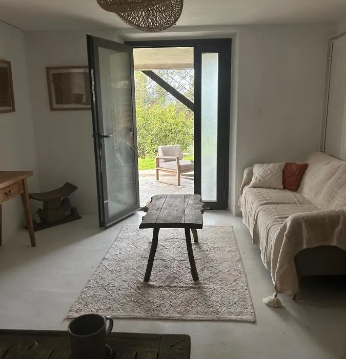 Grande Chambre Avec Salon Et Salle De Douche En Rez De Jardin Avec Parking-1